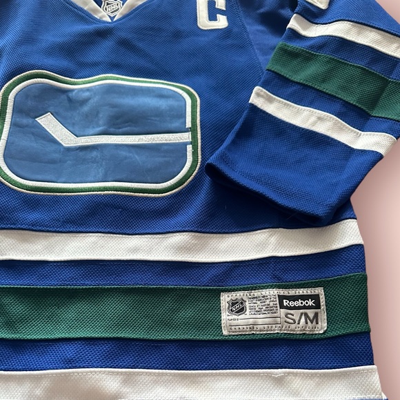 Youth NHL Vancouver Canuck Reebok Youth Hockey Jersey Henrik Sedin #33 Captain - Picture 2 of 9